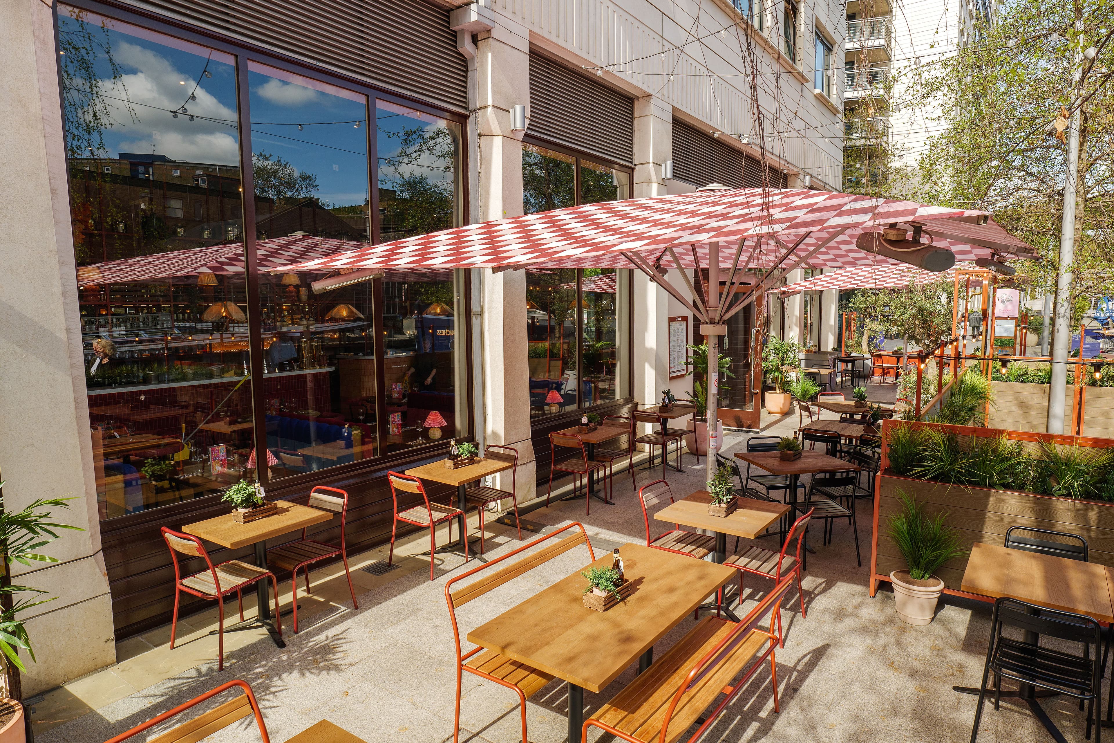Outside seating by the canal at Zizzi Paddington