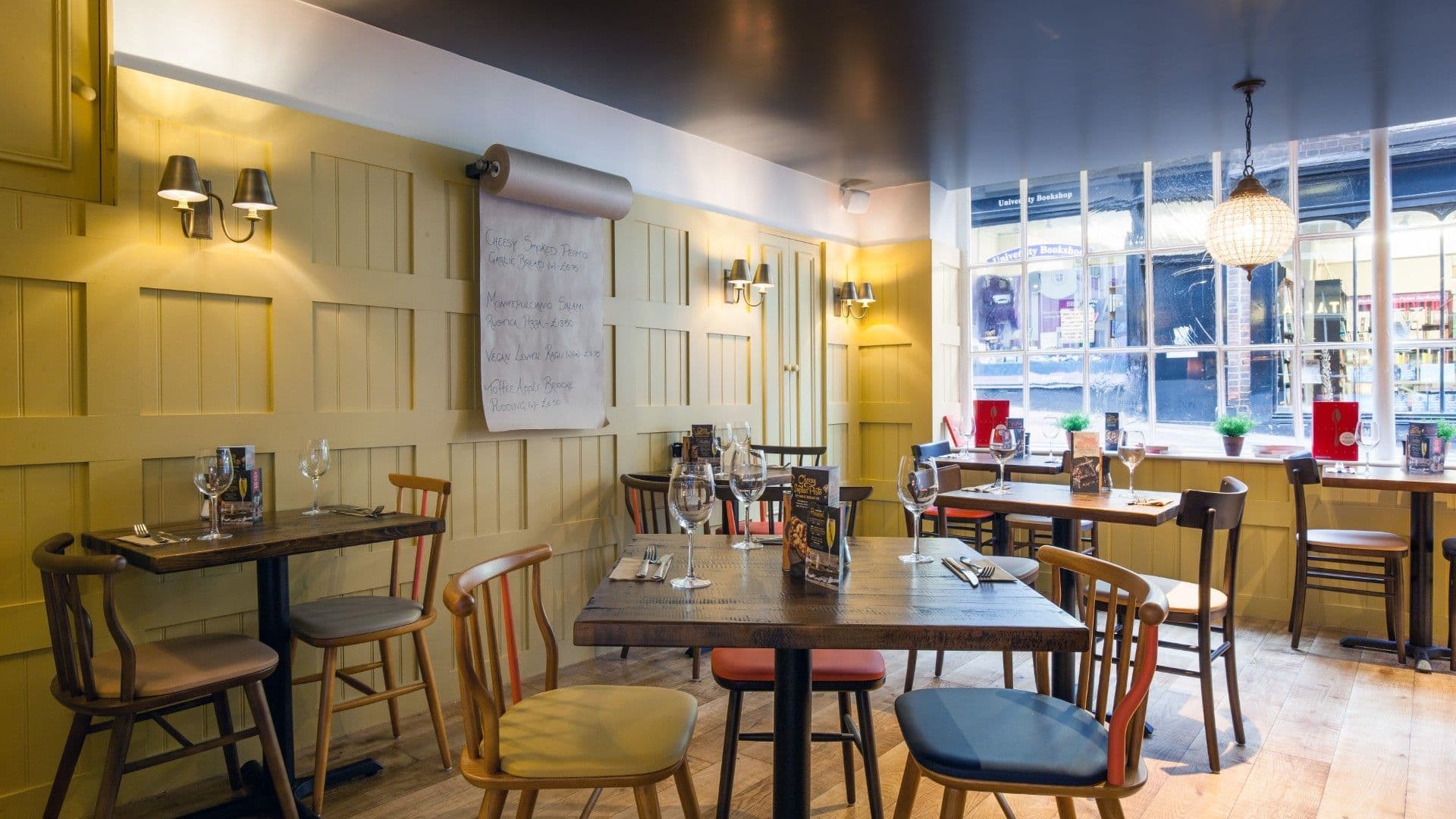 Table and chairs Zizzi Durham
