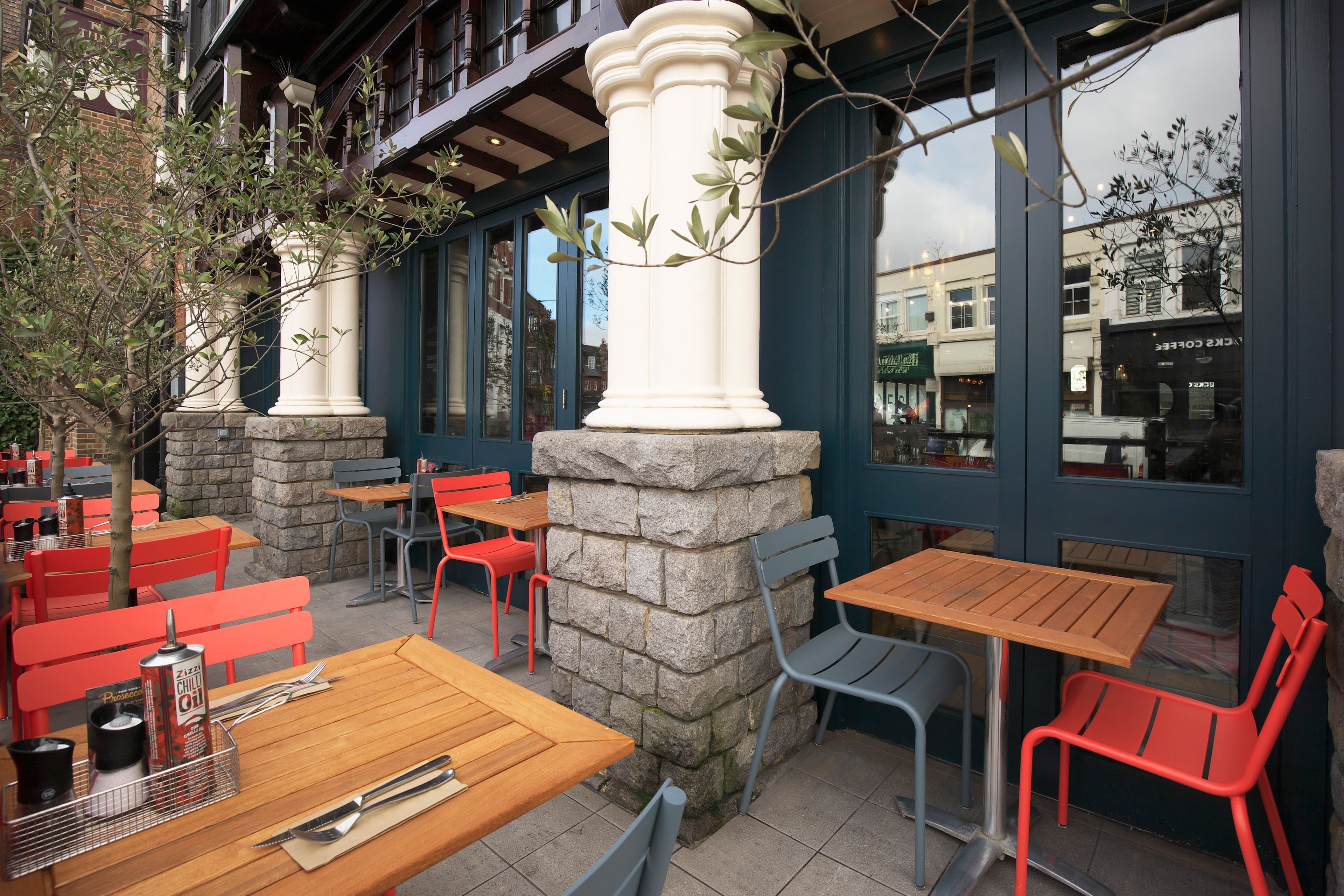 Outside seating at Zizzi Beckenham