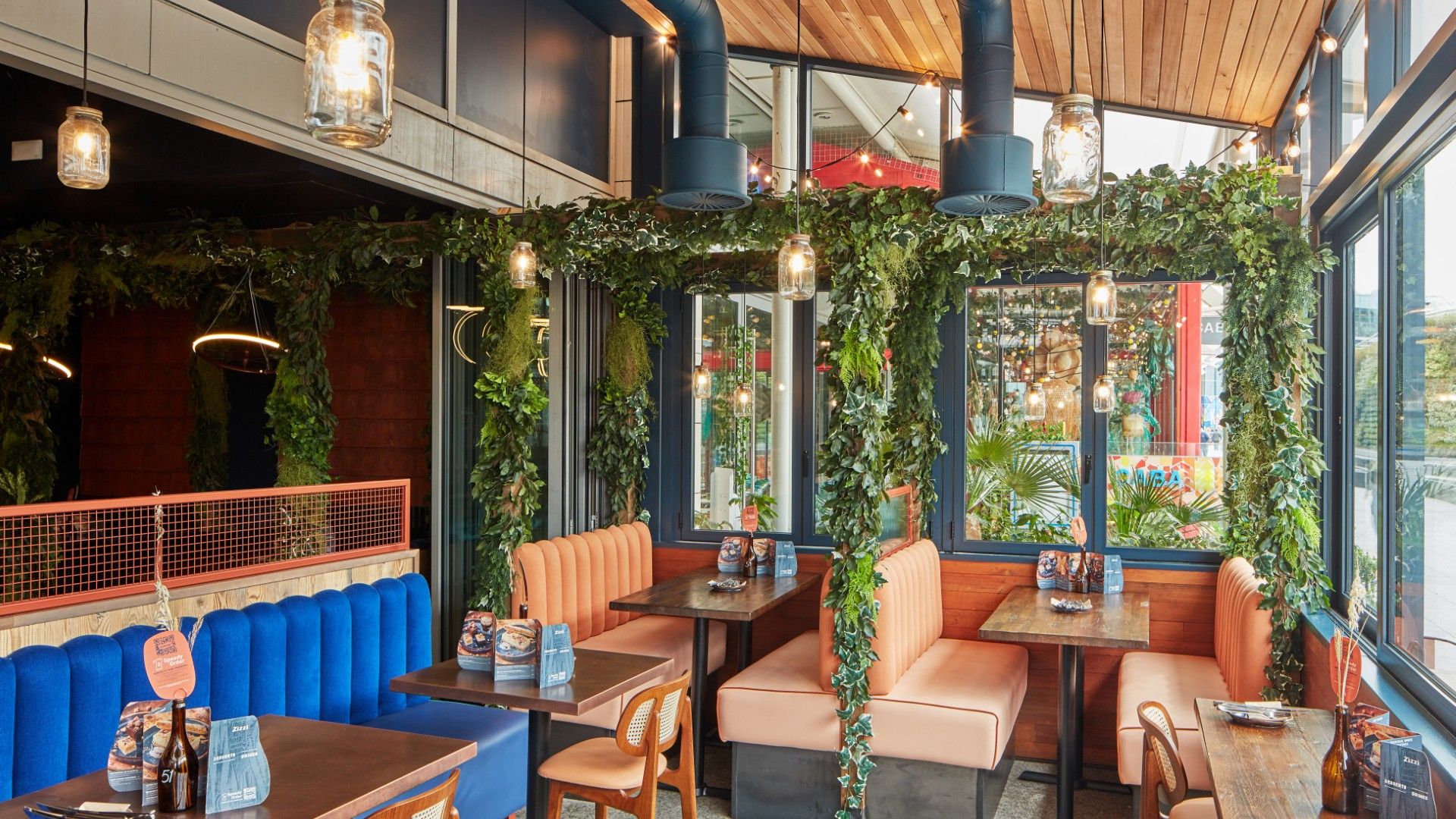 Tables and chairs Zizzi Westfield White City 