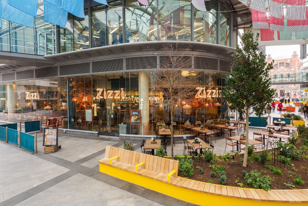 Zizzi Victoria outdoor seating 
