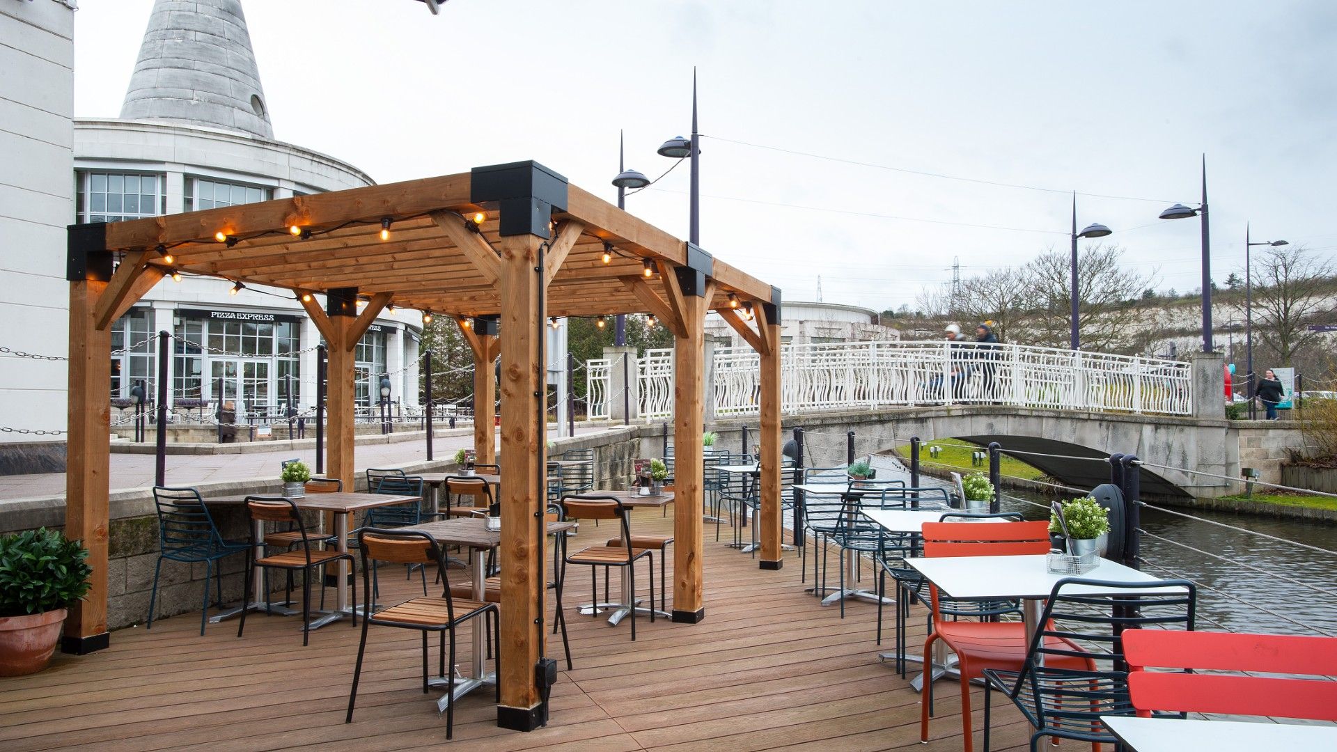 Outdoor seating area Zizzi Bluewater 