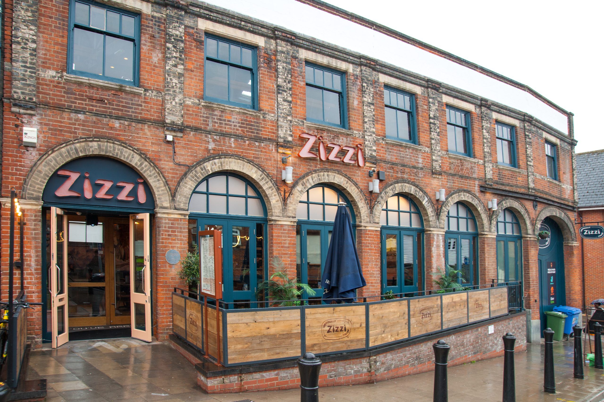 Zizzi Colchester outside seating 