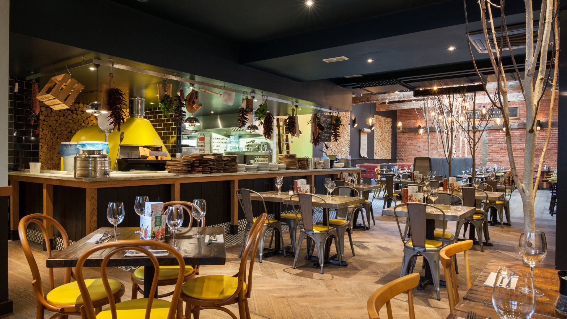Chairs and tables Zizzi Winchester. 
