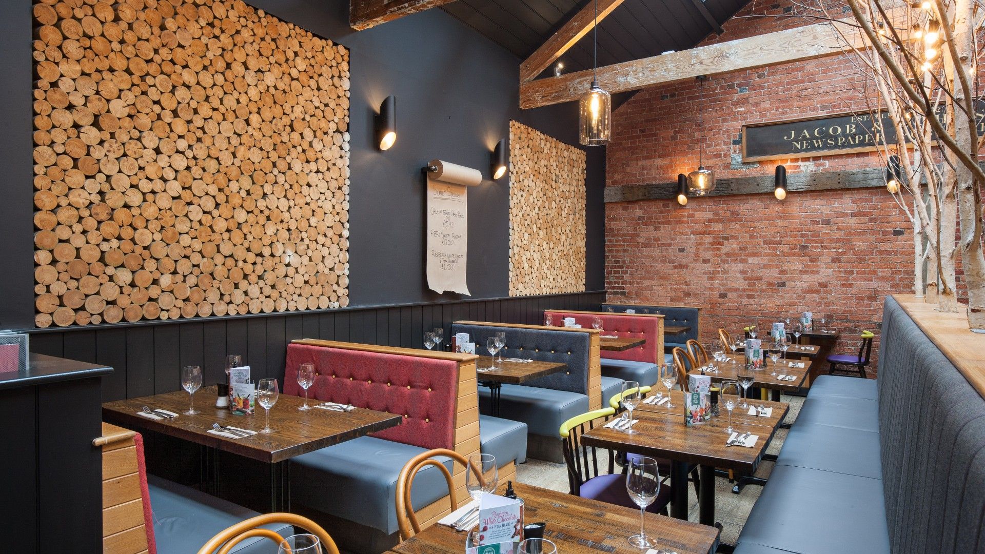 Chairs and tables Zizzi Winchester. 