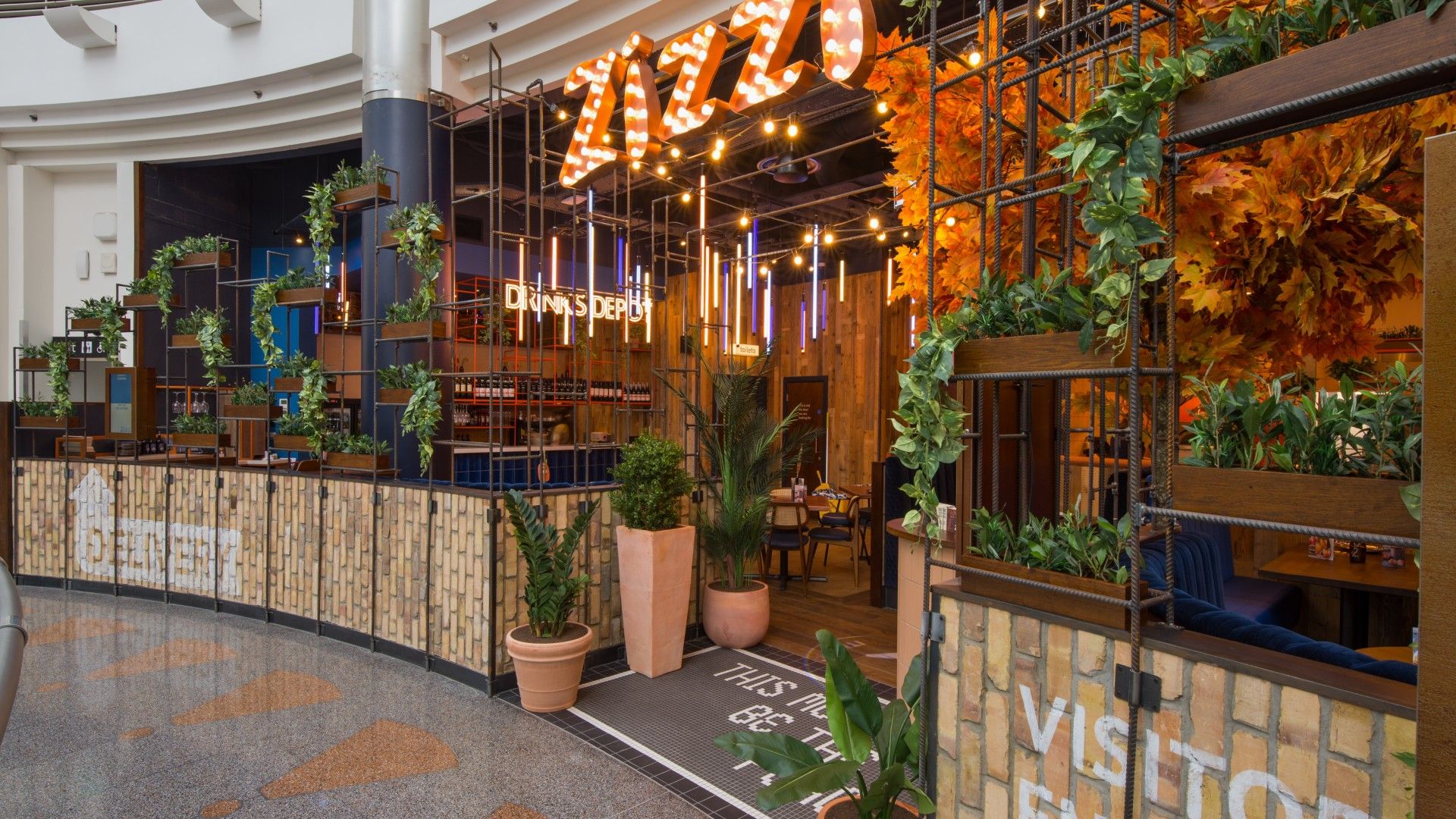 Exterior view of Zizzi Canary Wharf 