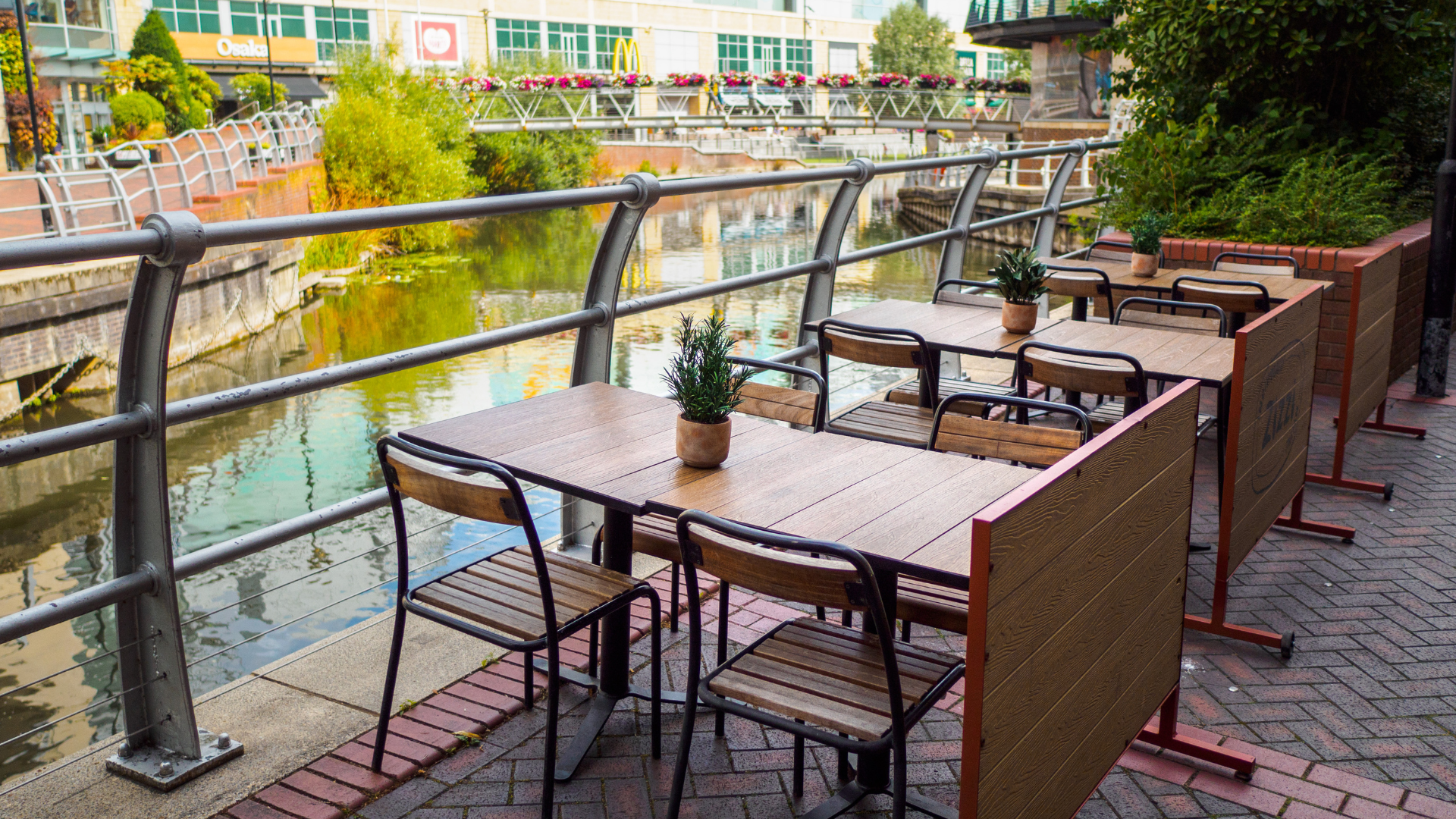 Zizzi Reading Oracle outside seating with tables and chairs 